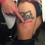 Francesco Facchinetti durante il live di The Voice perde una scommessa e si tatua in diretta tv ‘I love J-Ax’ 