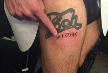 Francesco Facchinetti durante il live di The Voice perde una scommessa e si tatua in diretta tv ‘I love J-Ax’