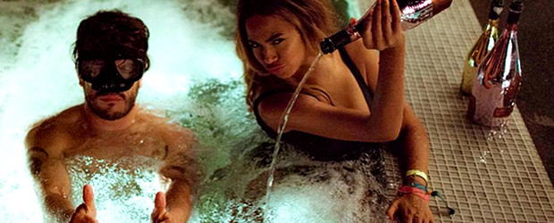 Nel suo ultimo video Beyoncé versa una bottiglia di champagne da 20 mila dollari in una vasca idromassaggio e i fan insorgono